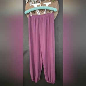 Fashionable wide legs pants.